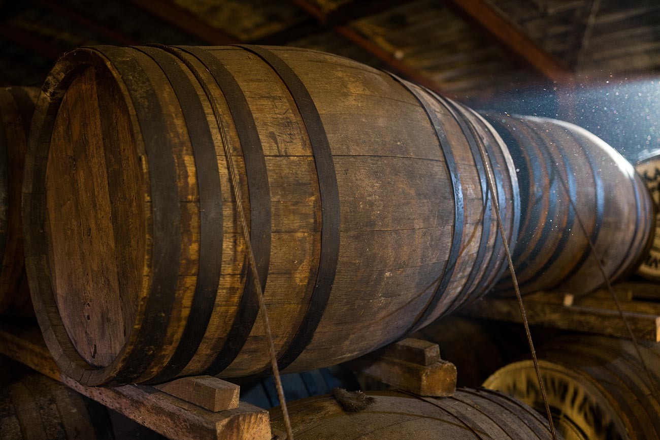 Beginilah bentuk tong-tong kayu selama tahap awal produksi madu fermentasi.