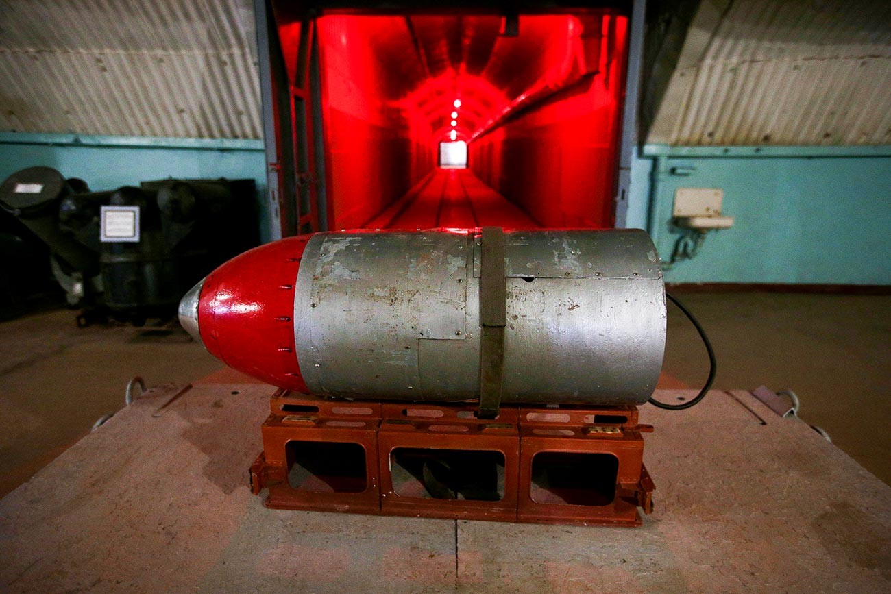 Model hulu ledak nuklir di wilayah bekas pangkalan kapal selam bawah tanah.
