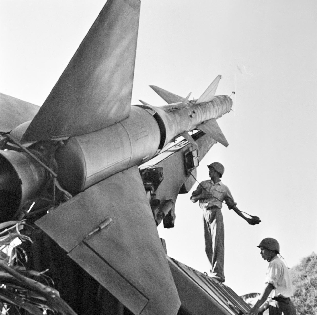 Combattants de l'Armée du Nord-Vietnam à côté d'une batterie de missiles destinée à lutter contre les raids aériens américains pendant la guerre du Vietnam. 