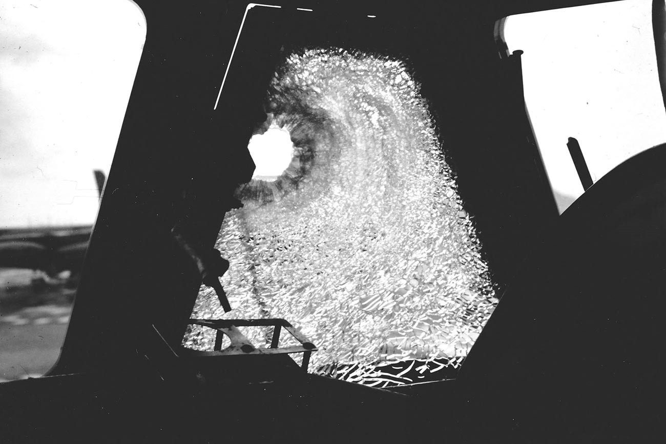 Fenêtre du pilote d’un Boeing B-52 endommagée par un fragment de SA-2