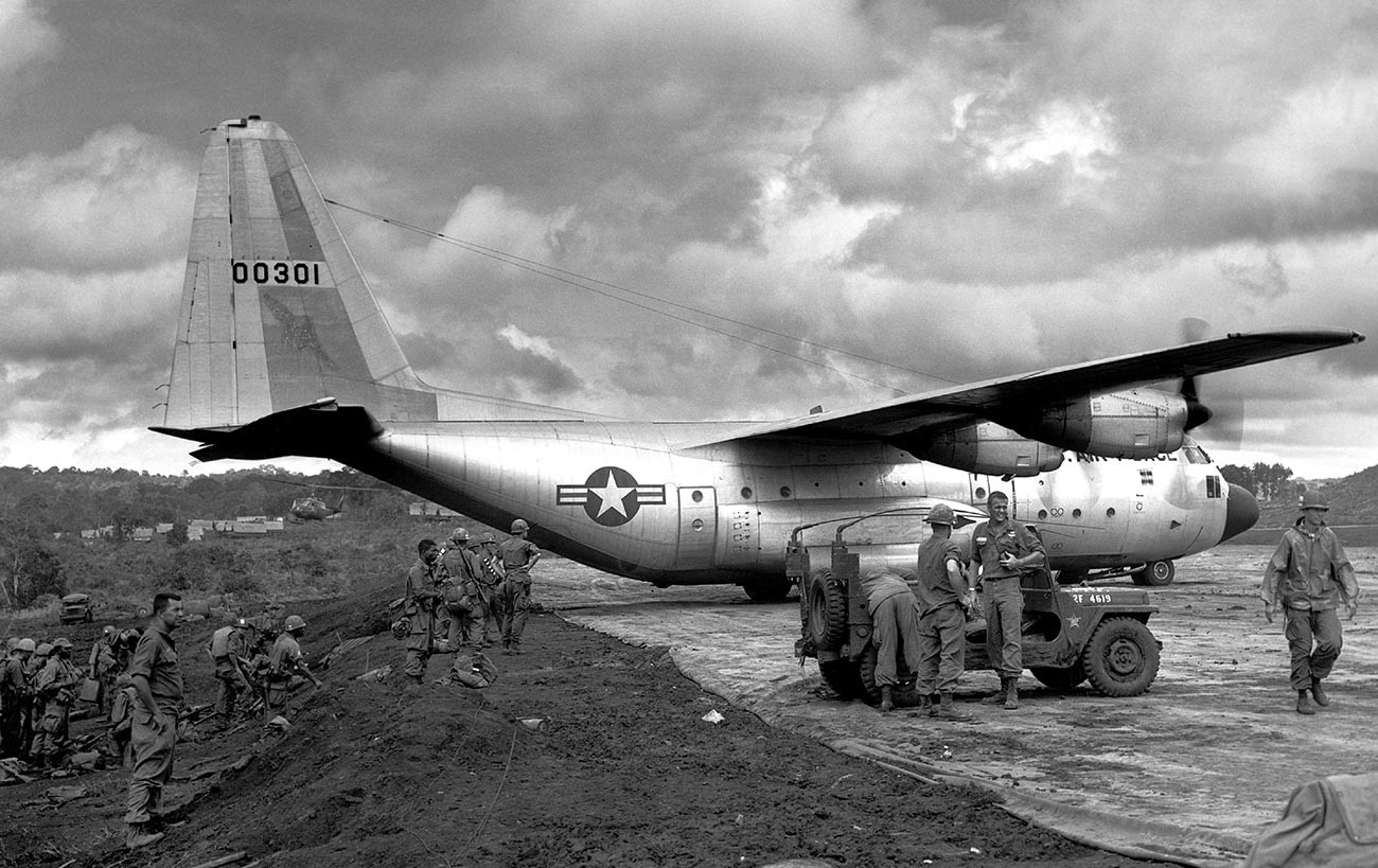 Un avion AC-130 de l'US Air Force sur le tarmac à Kbam Bleh, Vietnam, le 23 novembre 1966.
