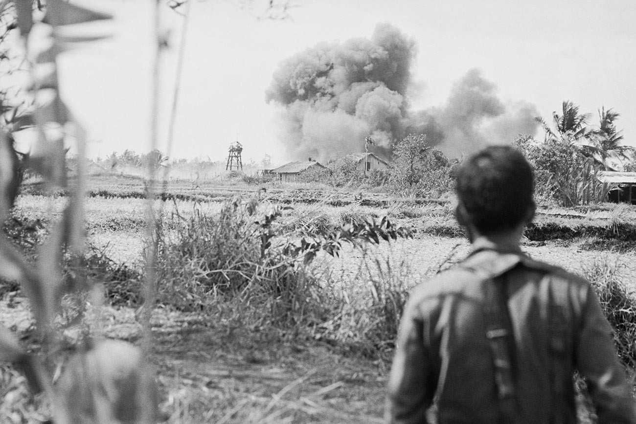Un soldat observe une explosion pendant la guerre du Vietnam 

