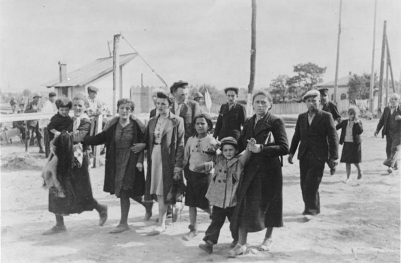 Румыны ведут евреев-партизанов и членов их семей на место сбора  