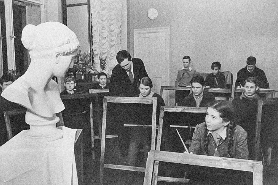 Kelas menggambar di Rumah Pionir Moskow, 1930-an.