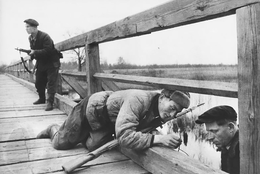 Des partisans biélorusses s'apprêtant à faire exploser un pont, 1943