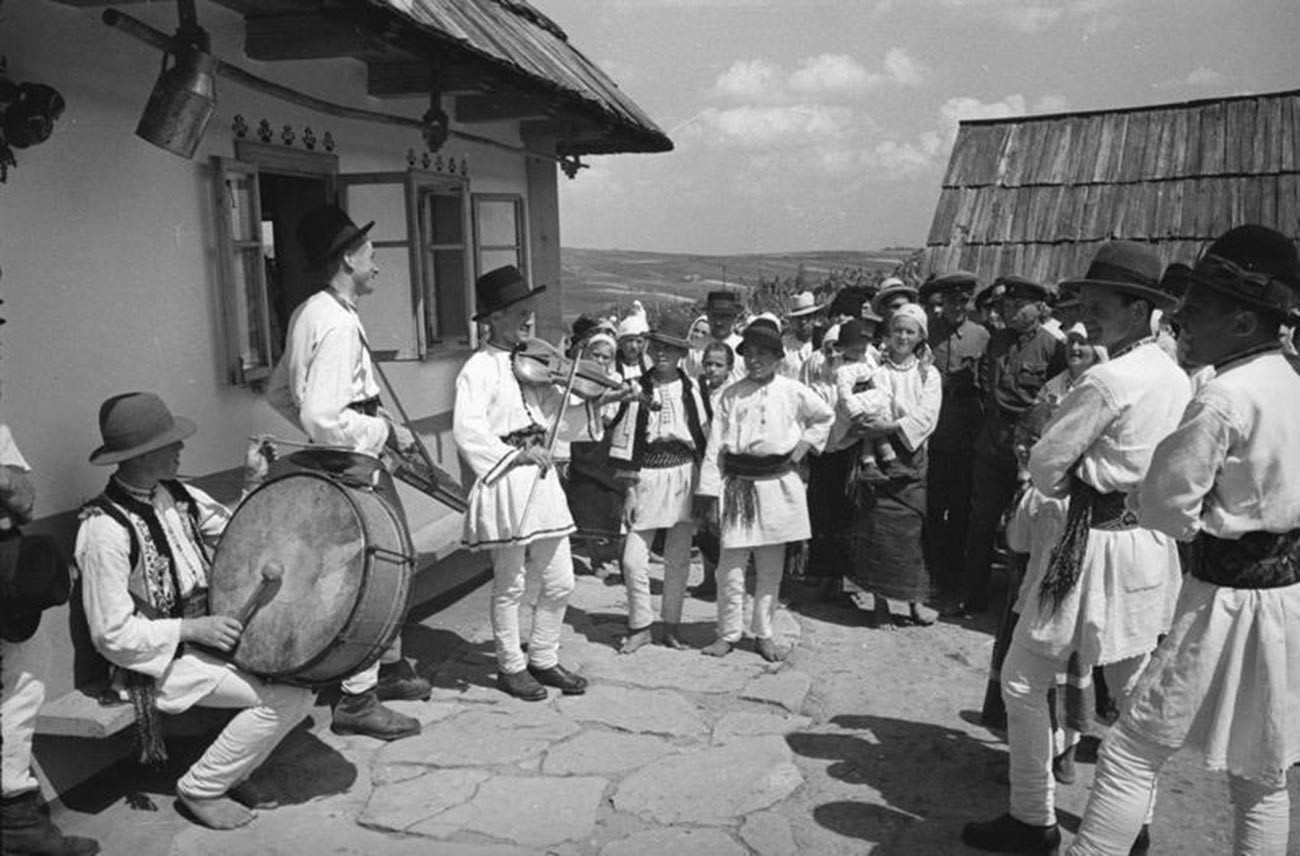 Orkestra bermain pada pernikahan di sebuah desa, 1940.