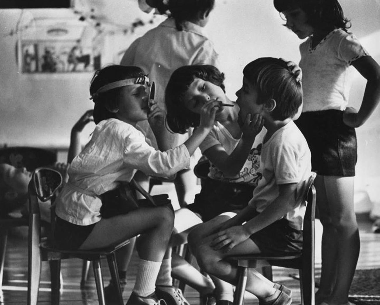 Anak-anak sedang bermain dokter-dokteran di taman kanak-kanak, 1985. 