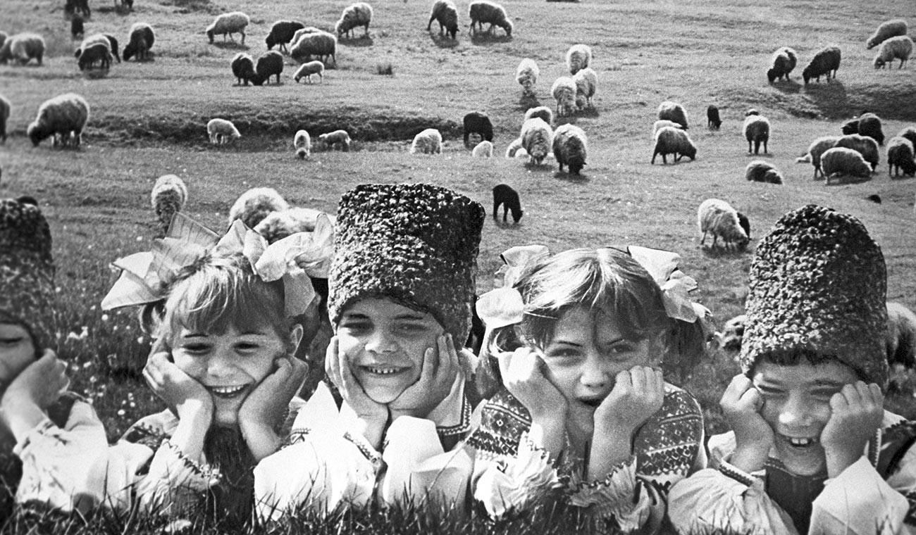 Anak-anak penggembala ternak, 1989. 