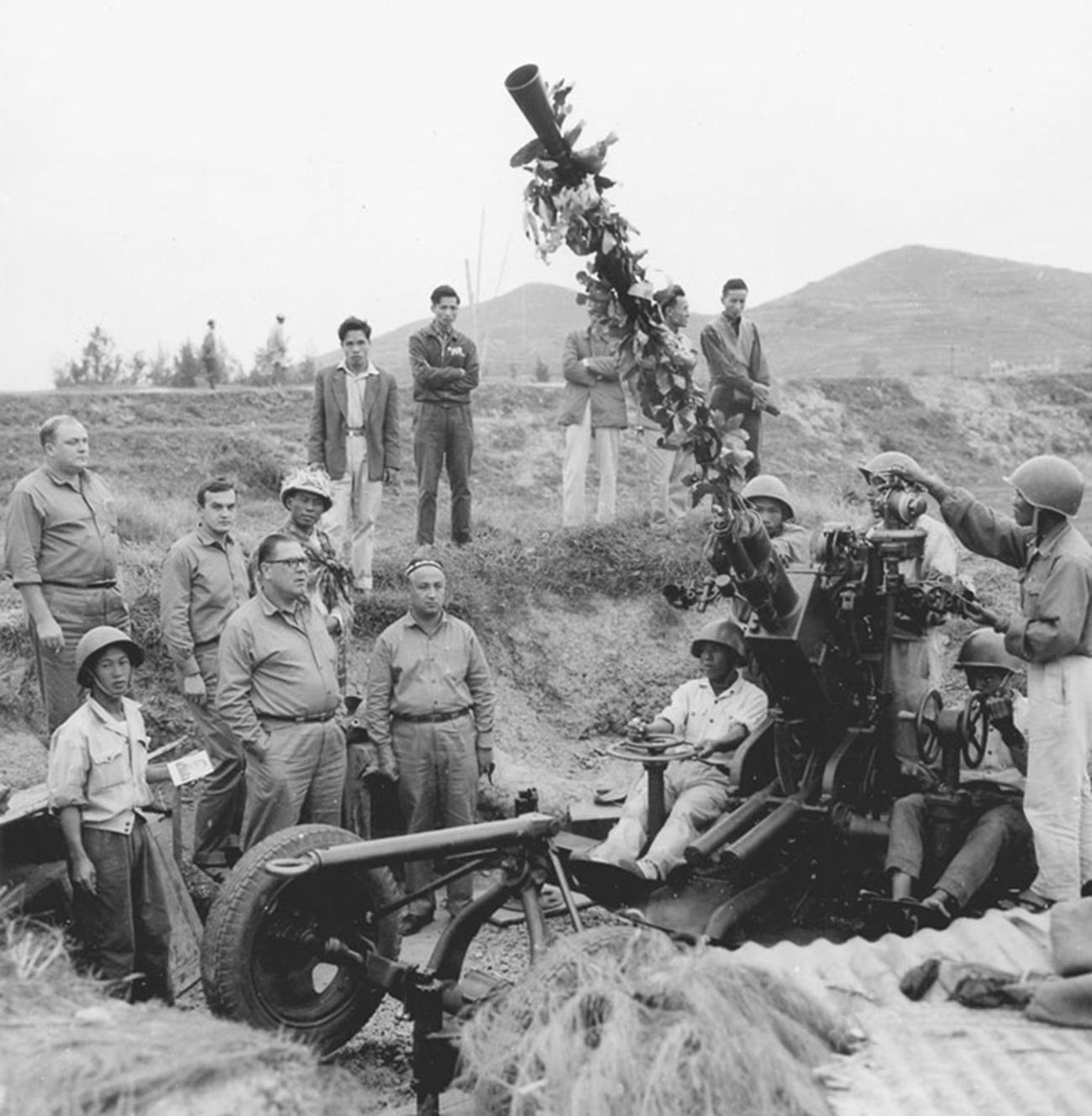 Vietnamese anti-aircraft gunners and Soviet military specialists.