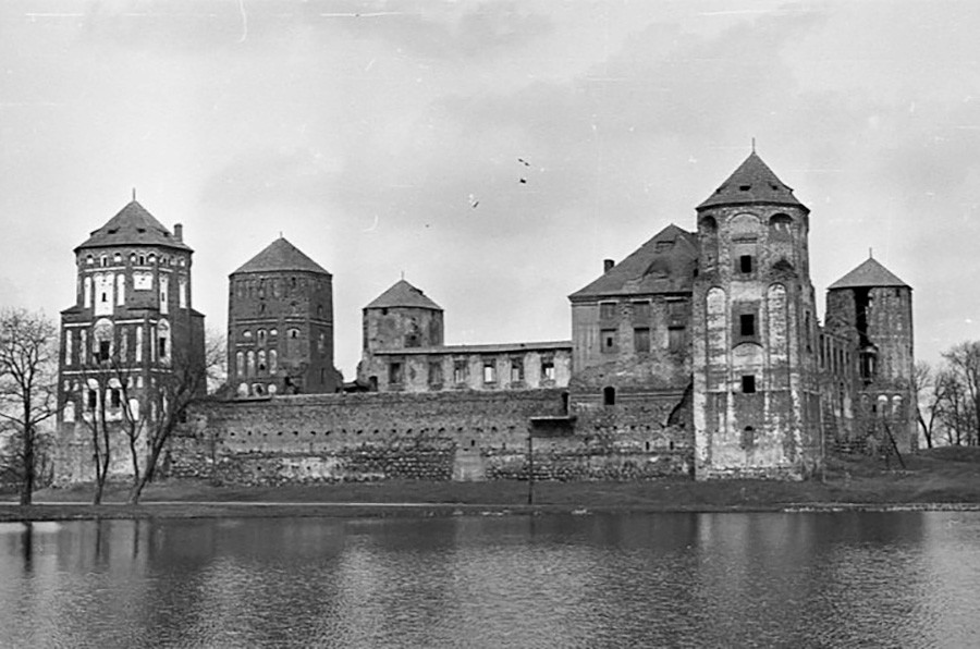 В Мирския замък от XVI в., по време на Втората световна война, германците организират еврейско гето, а тогава има и Художествен артел - и едва в края на 1970-те и началото на 1980-те години замъкът е възстановен, снимка от 1978 г.

