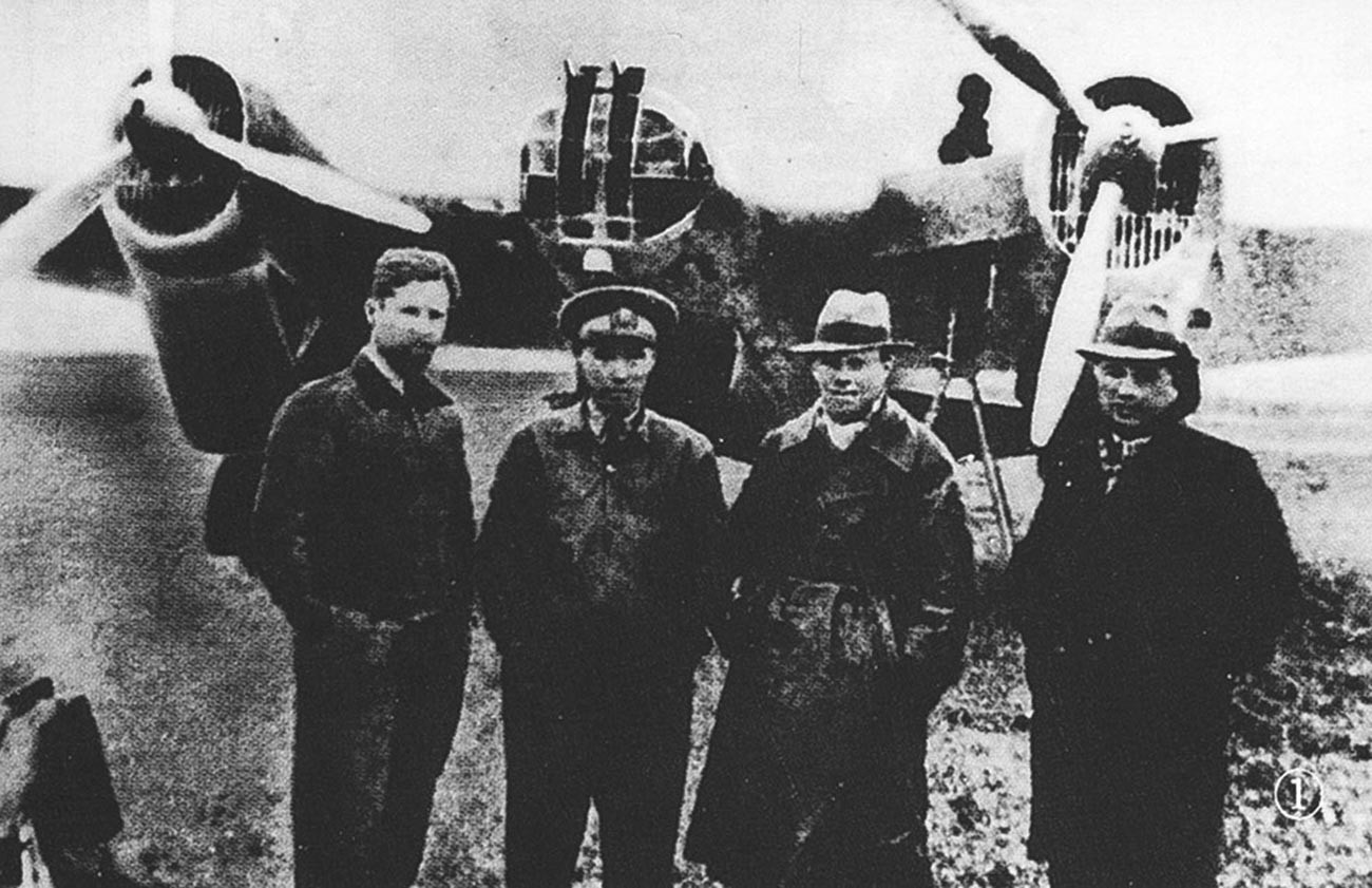 Съветски авиатори на летището в Хайкоу. Отляво надясно, Б. Б. Камонин, китайски пилот, Алексей Андреевич Лебедев, преводач.