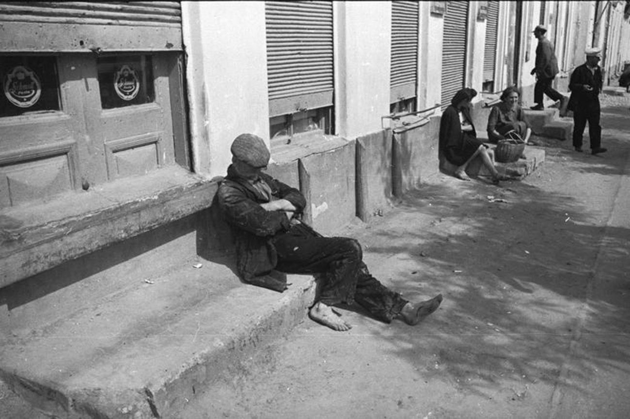 Homem desempregado nas ruas de Quichinau, 1940