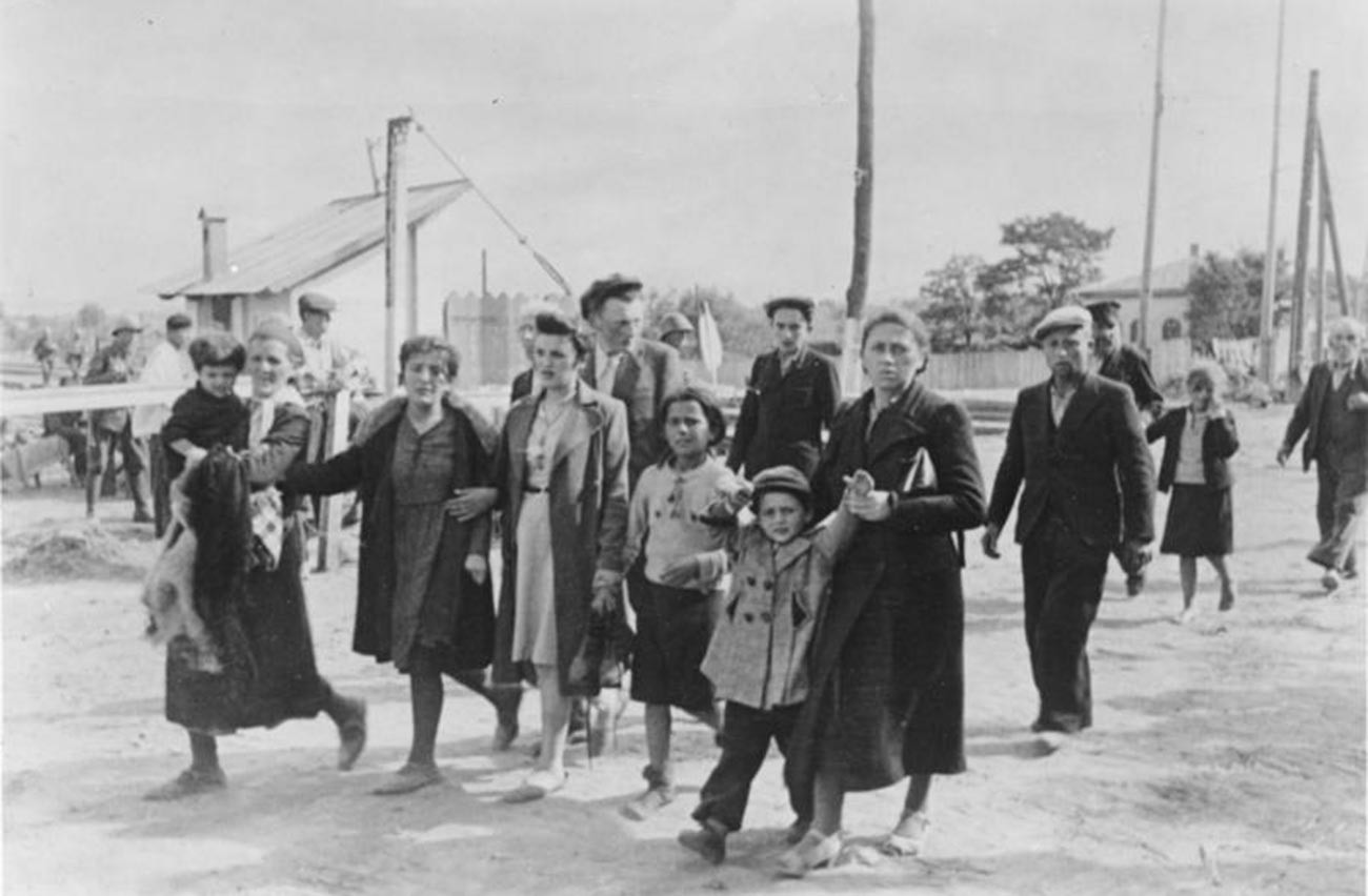 Partisans judeus e suas famílias aprisionados por romenos
