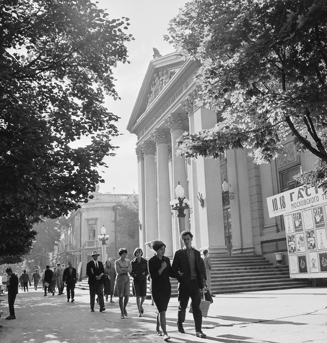 Teatro Estatal A.S. Púchkin de Música e Drama da Moldávia, na Avenida Lênin, Quichinau, 1960