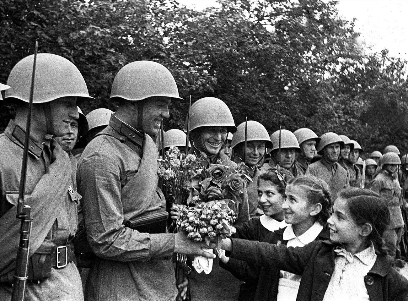 Otroci pozdravljajo vojake Rdeče armade med parado ob priključitvi Besarabije in Severne Bukovine Sovjetski zvezi, Kišinjev, 4. julij 1940.

