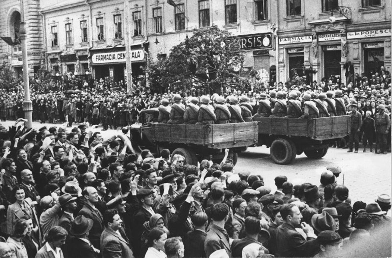 Na isti paradi ob vstopu v Sovjetsko zvezo v Kišinjevu, 1940


