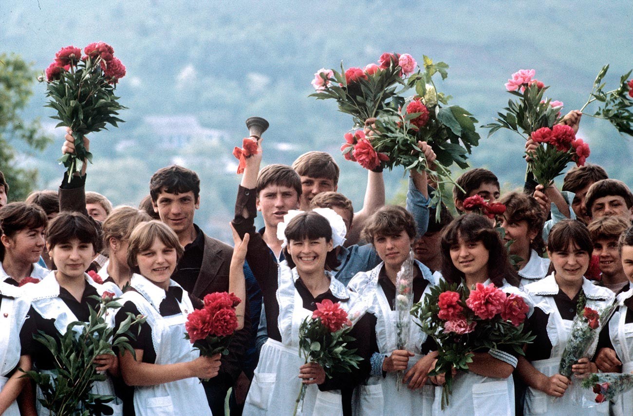 »Zadnji zvonec«, praznovanje ob koncu šolskega leta v moldavski vasi Berdar, Kotovski okraj, 1986

