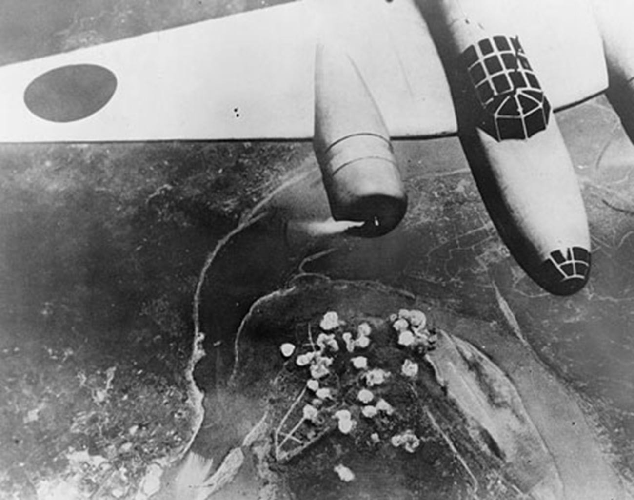 中国の都市を爆撃する日本の爆撃機	