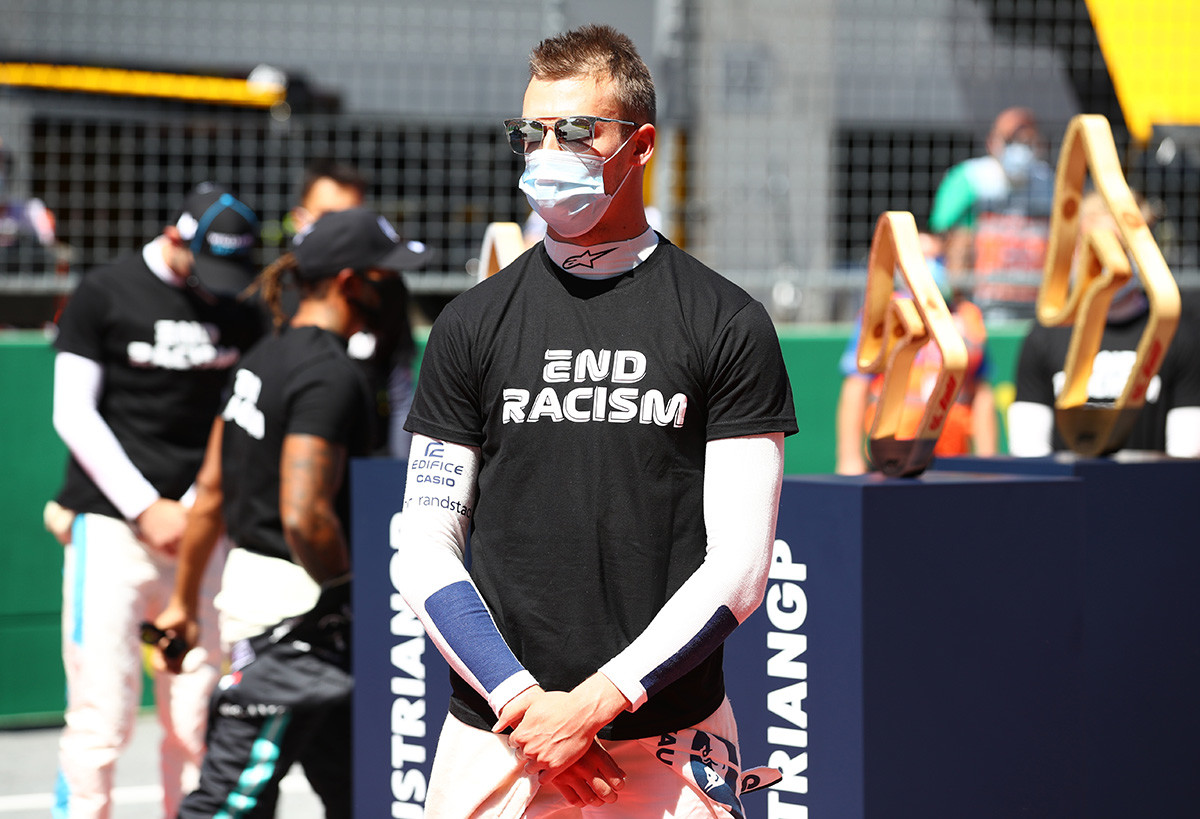 Pembalap Rusia dari tim AlphaTauri Daniil Kvyat mengenakan kaus bertuliskan “AKHIRI RASIALISME” di selama balapan F1 GP Austria pada 5 Juli 2020 di Spielberg, Austria.
