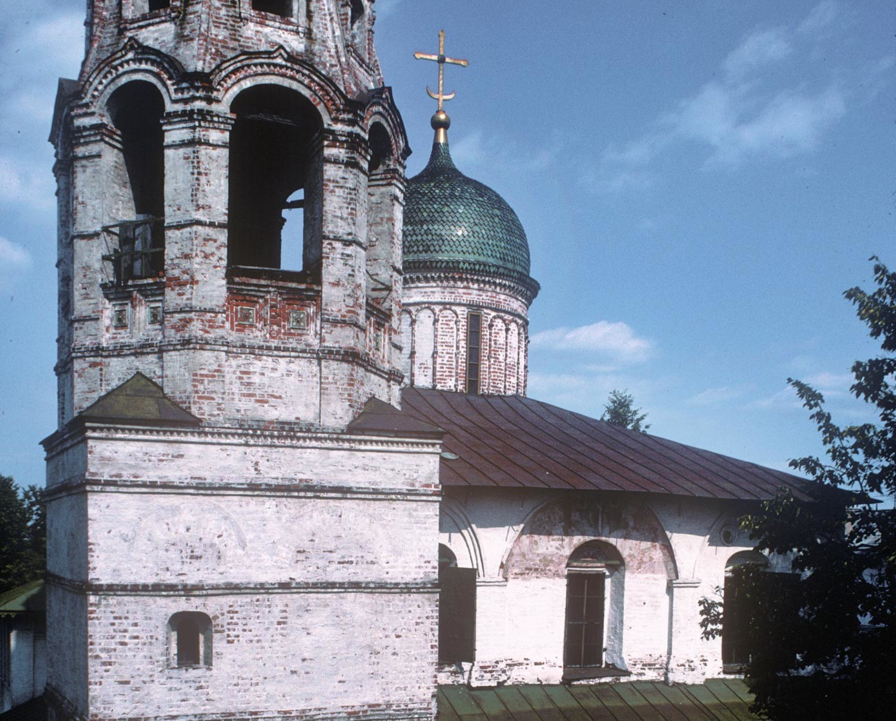 Yaroslavl. Church of St. Nicholas Nadein. West view, upper tier with bell tower. July 27, 1998