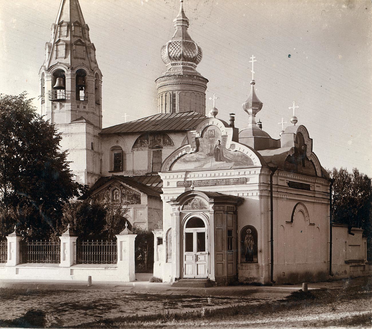 Church of St. Nicholas Nadein. Southwest view. Right: Chapel of the Tolg Icon of the Virgin. Summer, 1910
