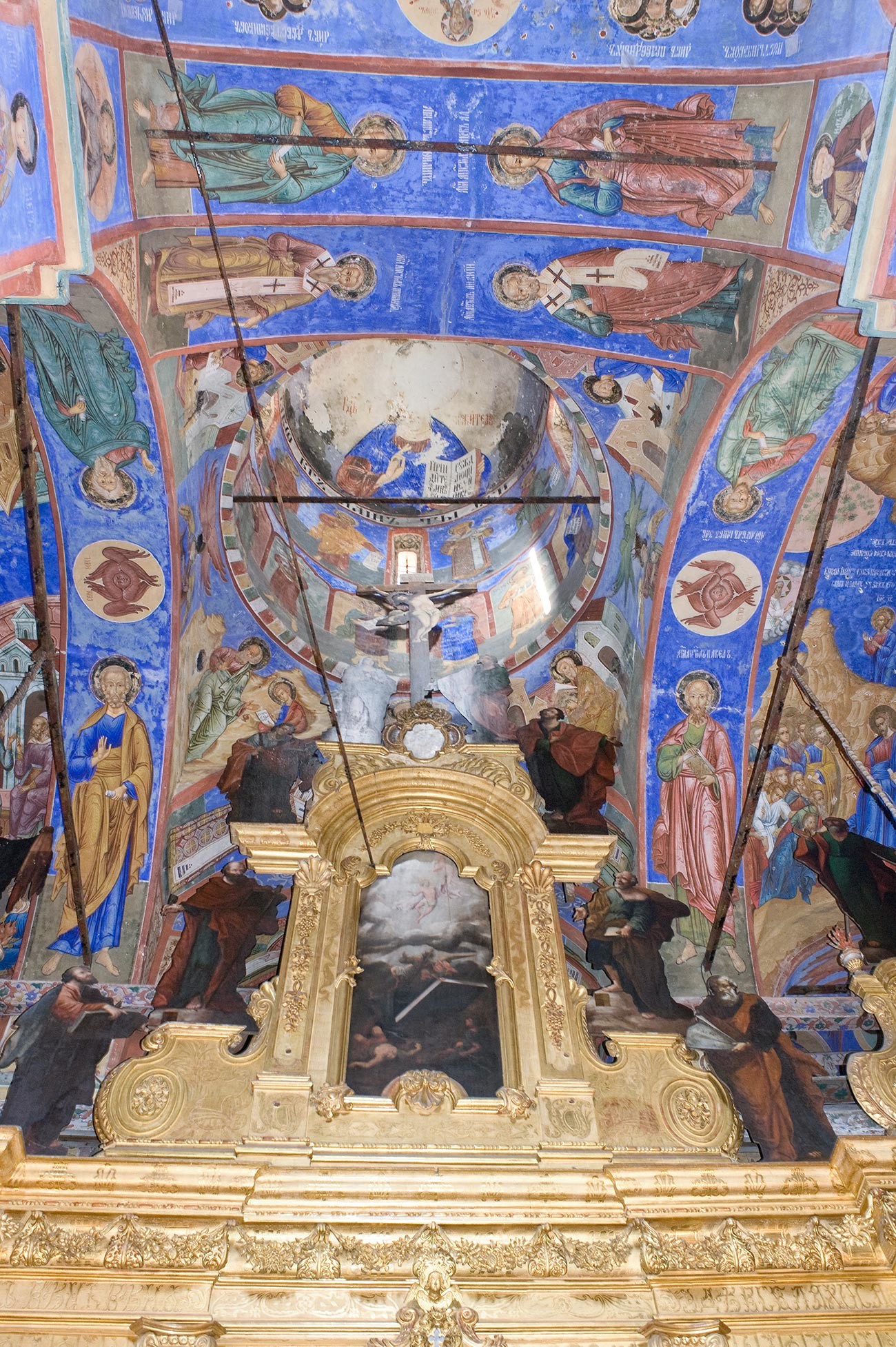 Church of St. Nicholas Nadein. Icon screen, upper tier with icon of Transfiguration. Above: central crossing & dome (image of Christ Pantocrator damaged). August 15, 2017