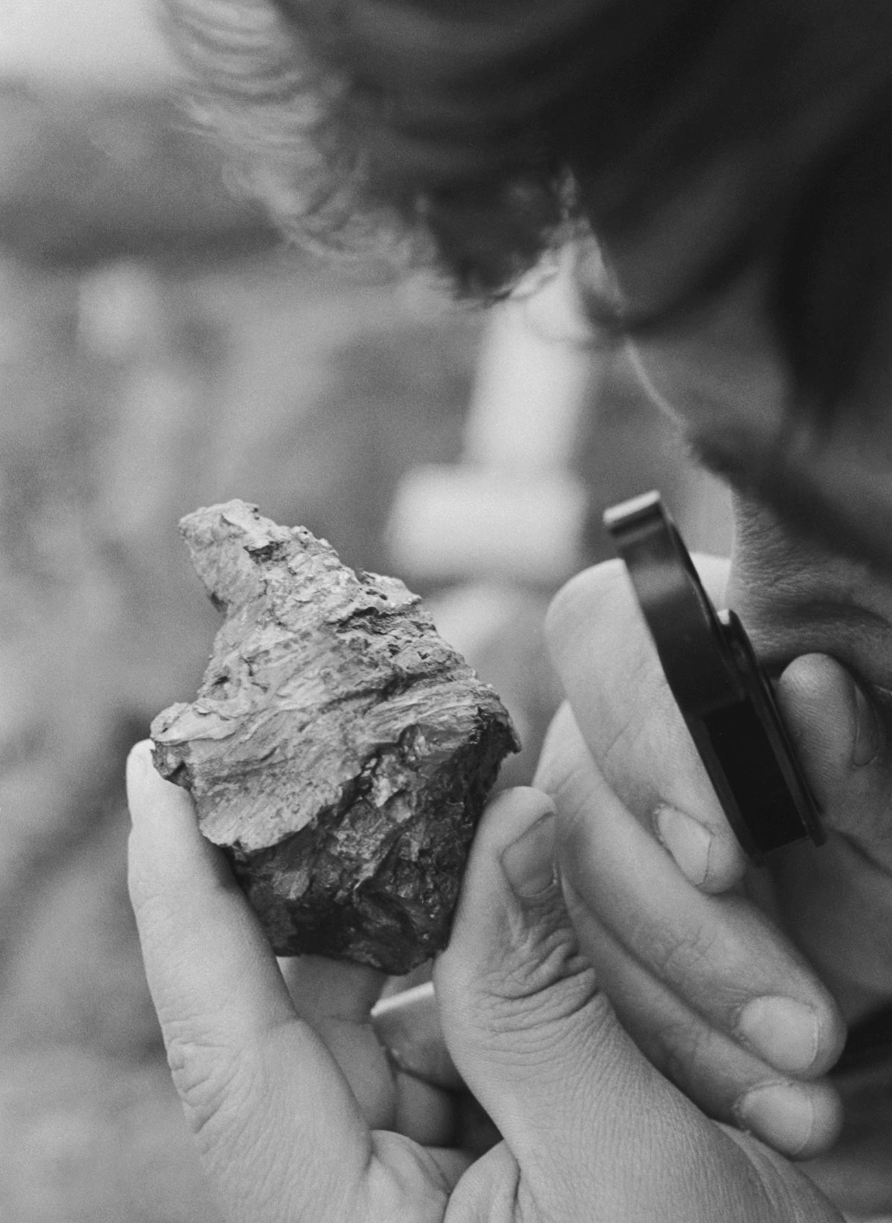 1990. A scientist looks at the piece of Sterlitamak meteorite.