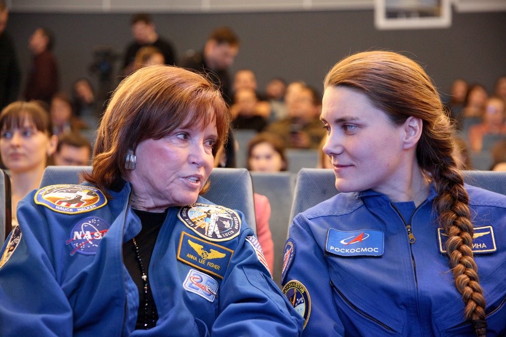 Astronaut NASA Anna Lee Fischer (kiri) dan Kosmonaut Roscosmos Anna Kikina berbincang di sela acara yang diselenggarakan di Museum Kosmonotika.