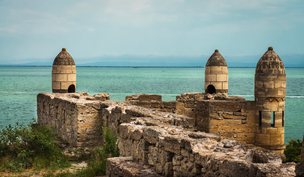 Reruntuhan Benteng Yeni-Kale yang dibangun semasa Kesultanan Utsmaniyah.