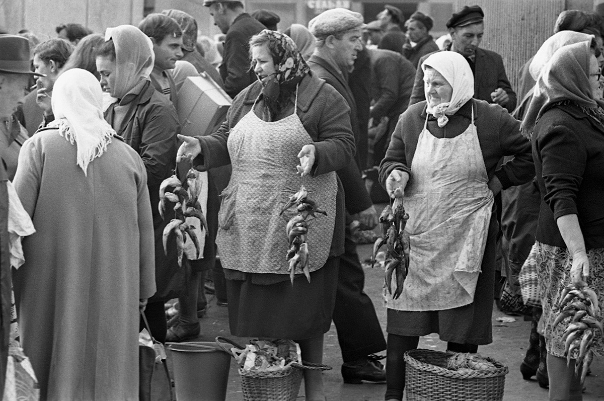 Trgovanje z ribami na tržnici v Odesi, 1970