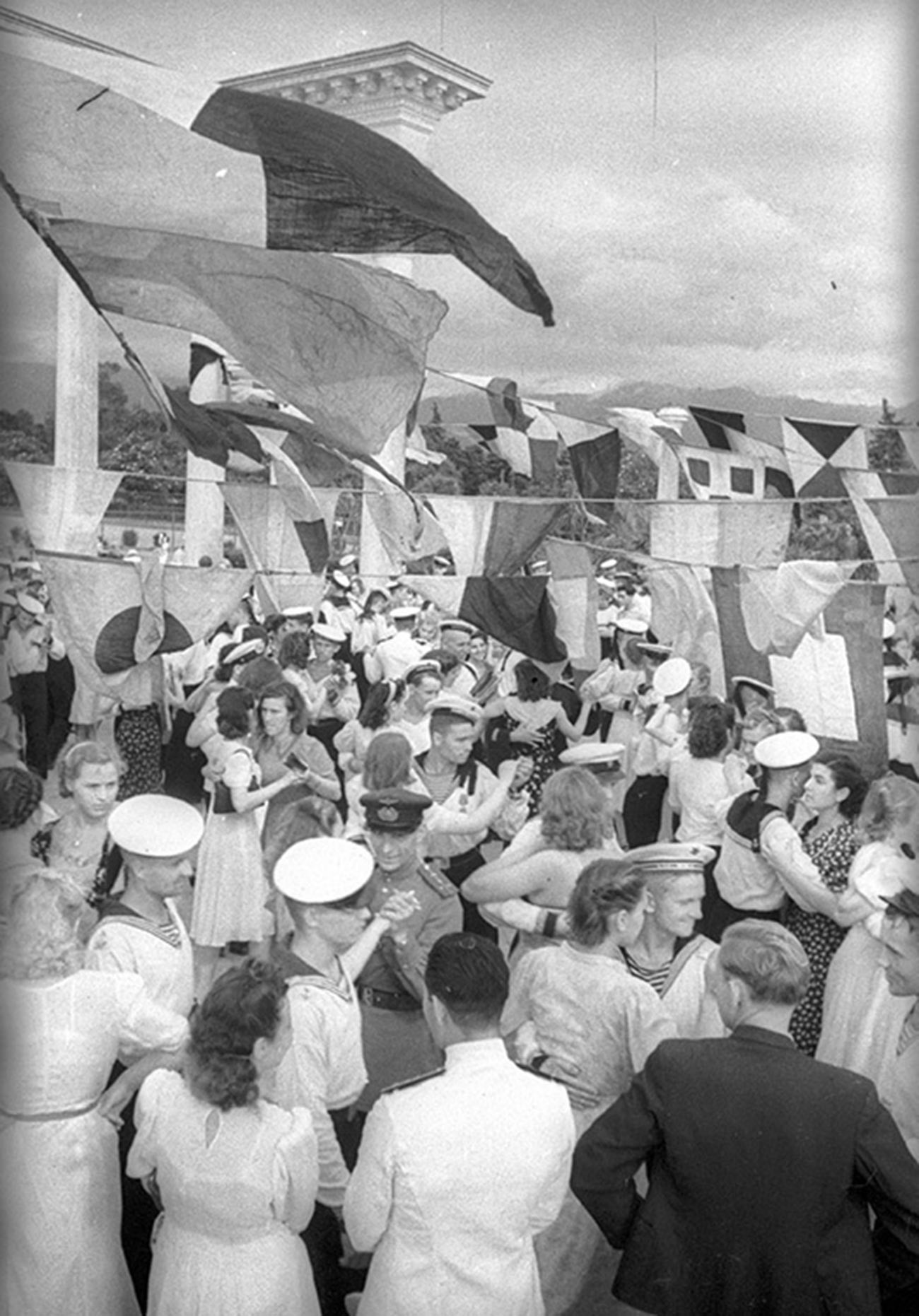 Marins dansant avec de jeunes femmes en Géorgie, en 1944

