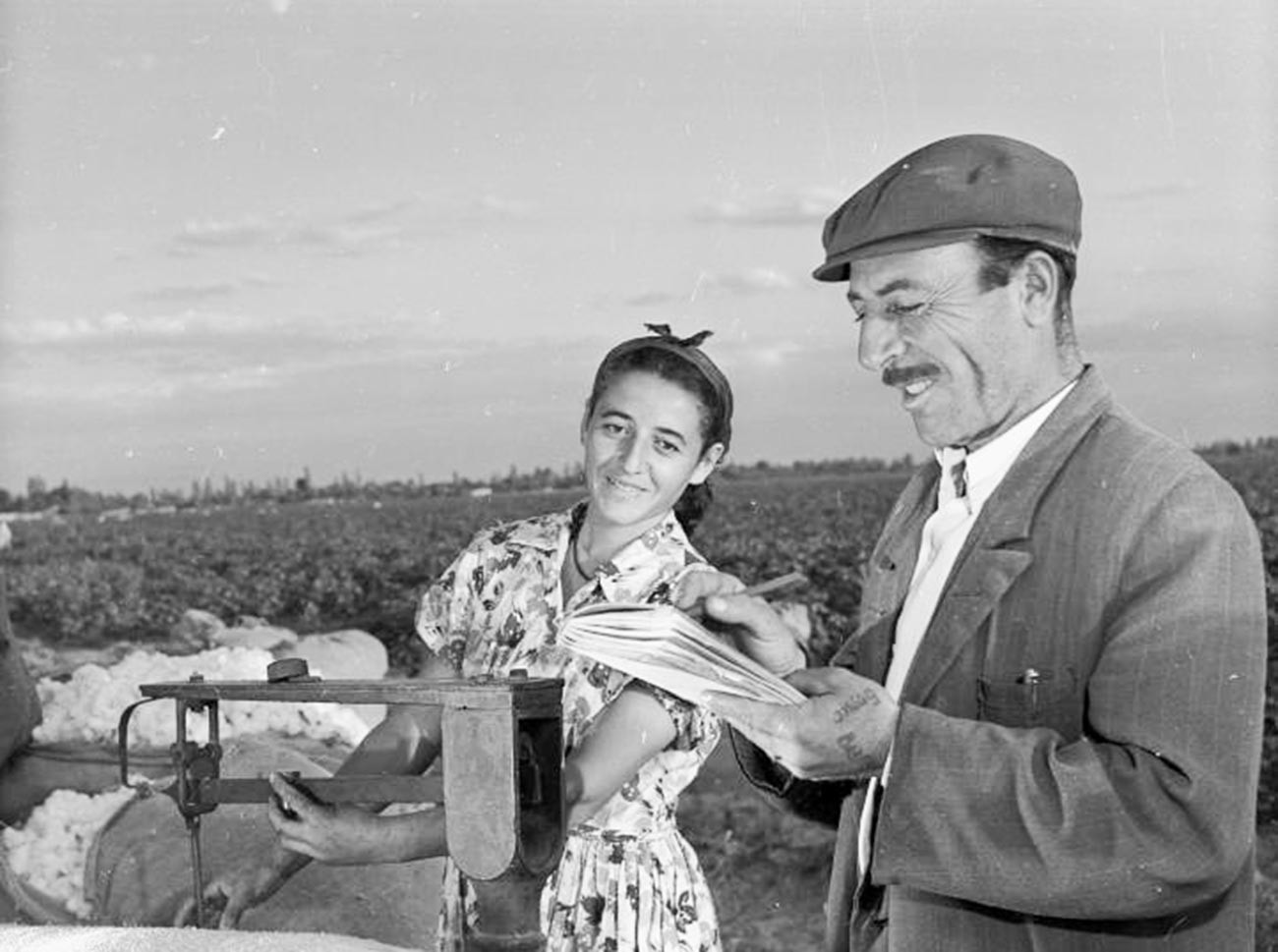 Des kolkhoziens arméniens pesant les récoltes de coton en 1955-1965

