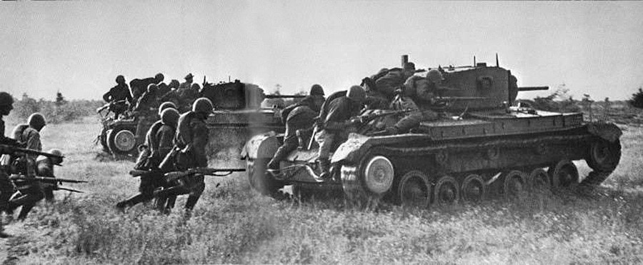 Црвеноармејци иду у напад на Калињинградском фронту, а тенкови их покривају. Ржевско-сичевски део фронта, 1942.
