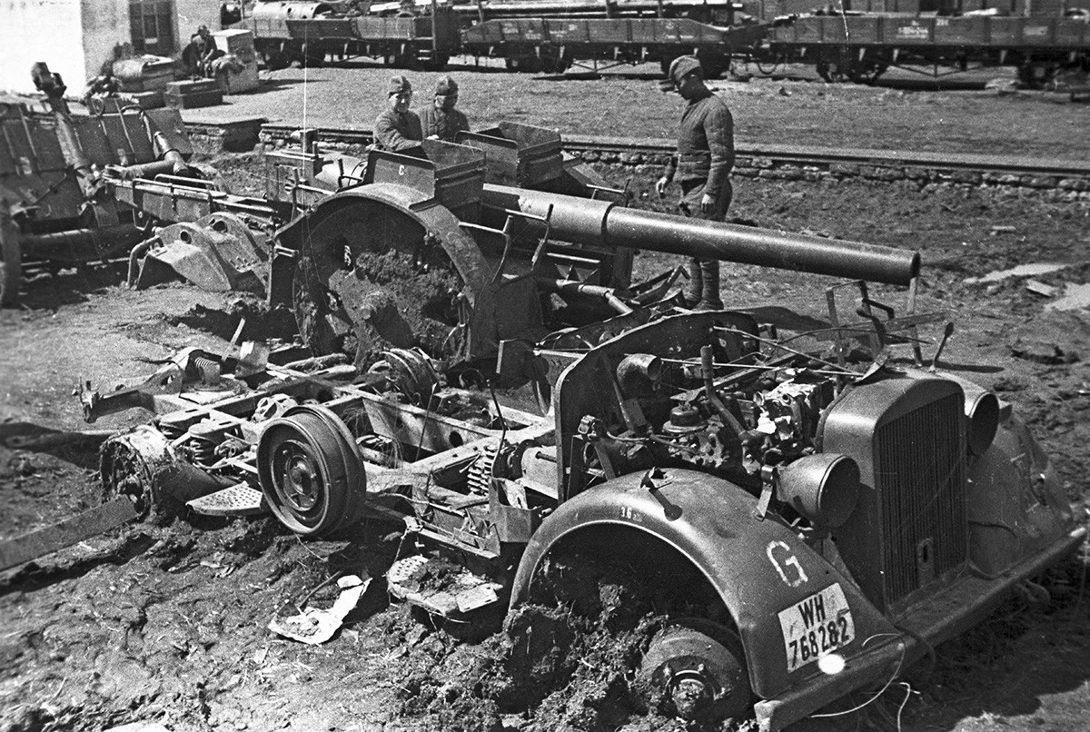 Veliki domovinski rat, 1941.-1945. Vojnici Crvene armije pregledavaju onesposobljenu tehniku koju su Nijemci ostavili kod Tule.