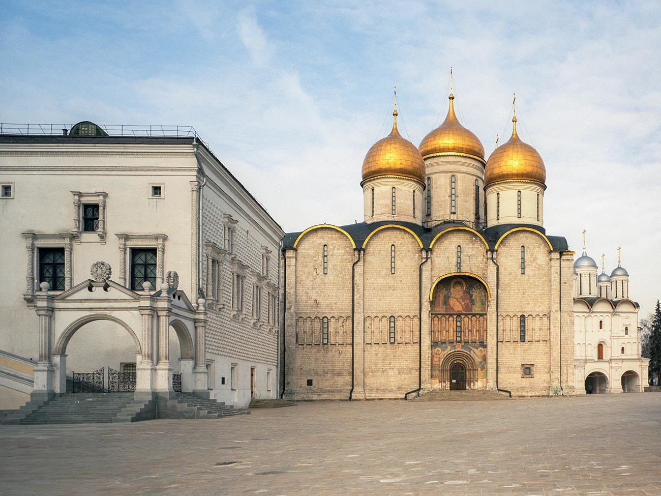 The Palace of Facets (L) and the Dormition Cathedral (R)