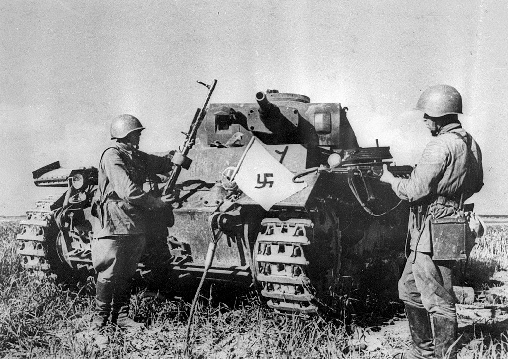 Soviet soldiers next to a wrecked German tank, Mogilev, 1941  