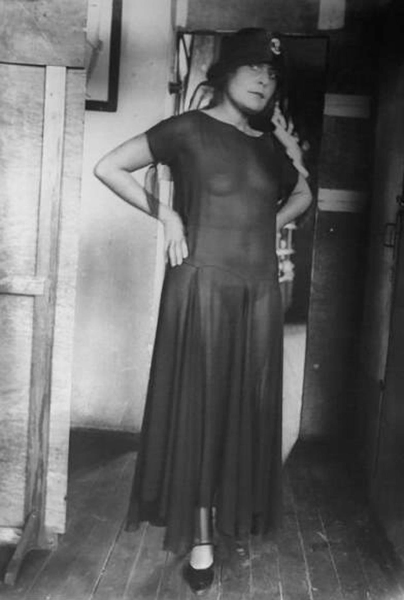 詩人ウラジーミル・マヤコフスキーのミューズ、リーリャ・ブリック、透けたドレスを身につけて。1924年　