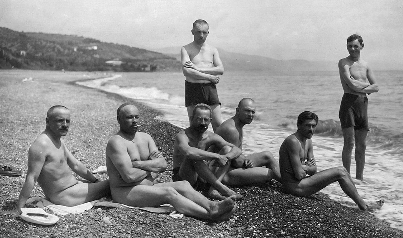 裸で過ごす「プロレタールスカヤ・ポベダ」工場の労働者たち、クリミアにて。1932年　