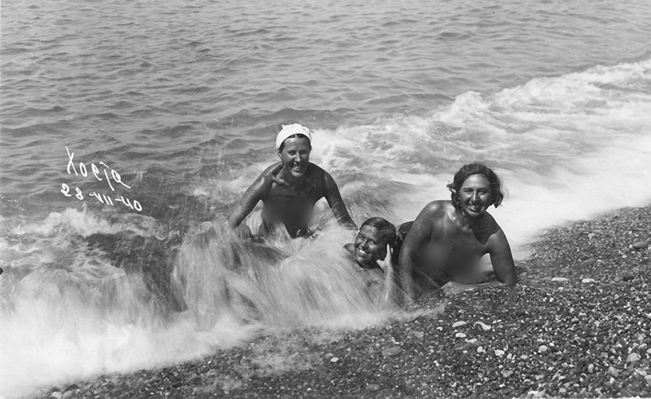 ソチ近郊のビーチにて裸で泳ぐ女性たち。1940年