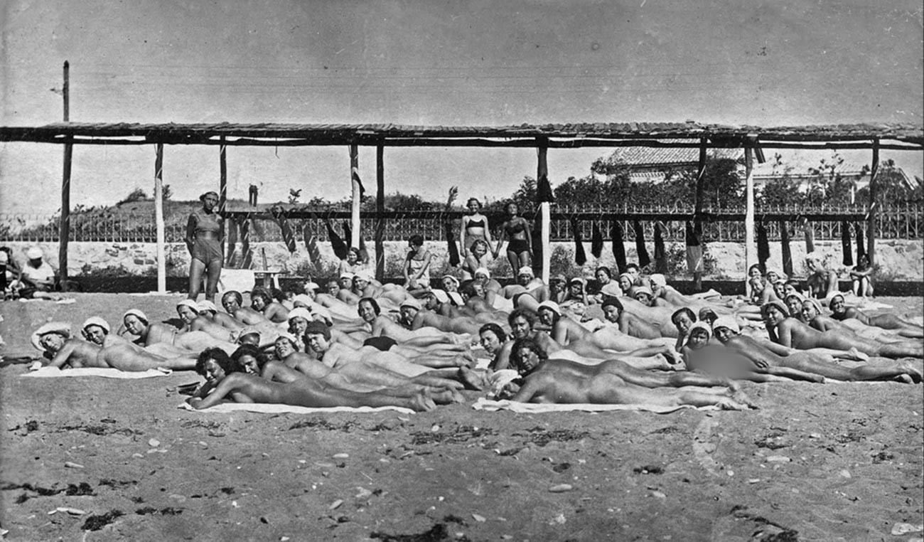Bain de soleil dans une station balnéaire de Crimée, en 1933
