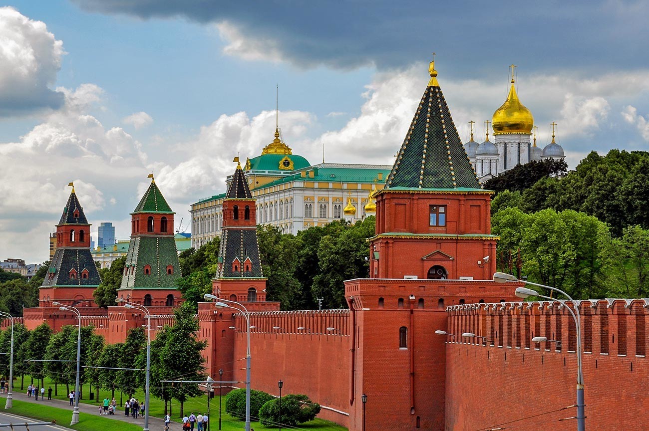 Muralhas e torres do Kremlin de Moscou