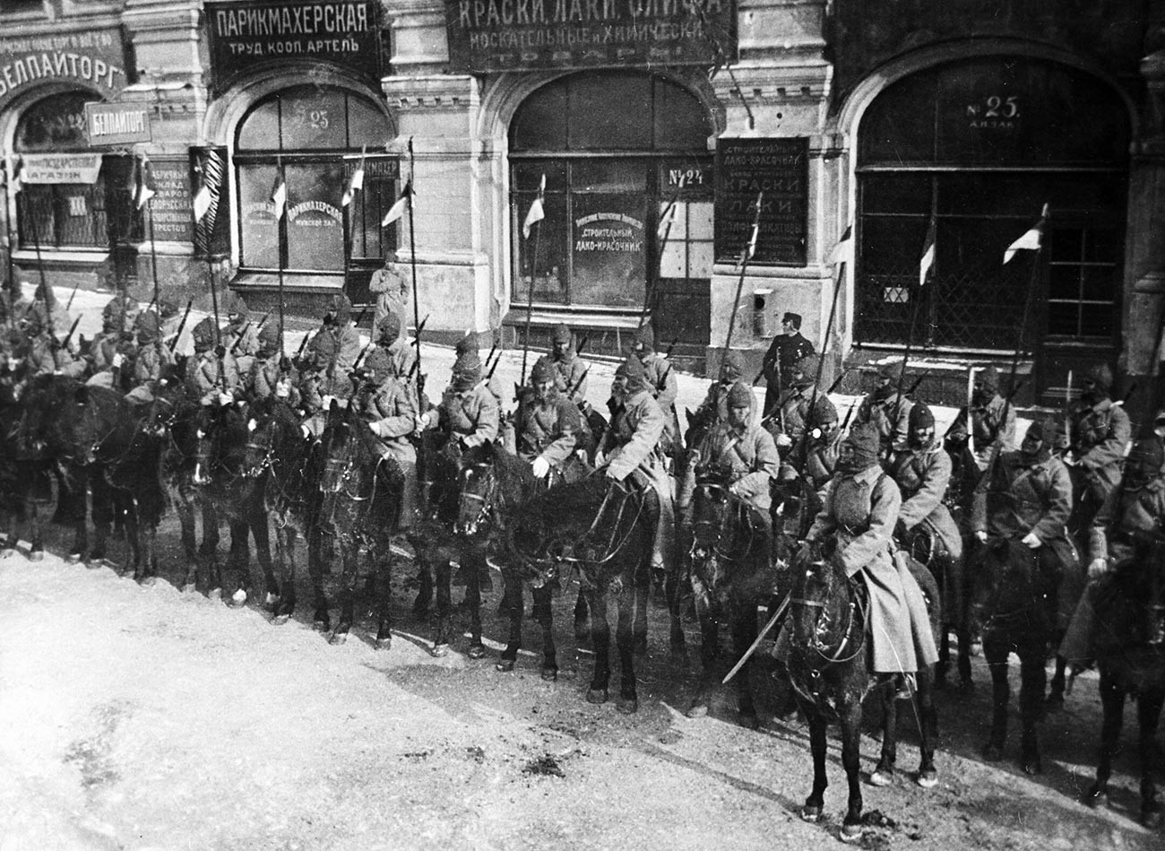 Prva konjička armija na paradi na Crvenom trgu

