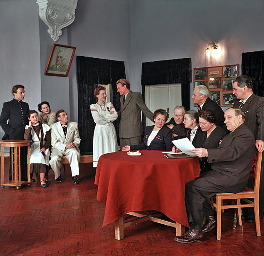 Assistindo a jovens artistas no Teatro de Drama Bielorrusso Ianka Kupala, 1953