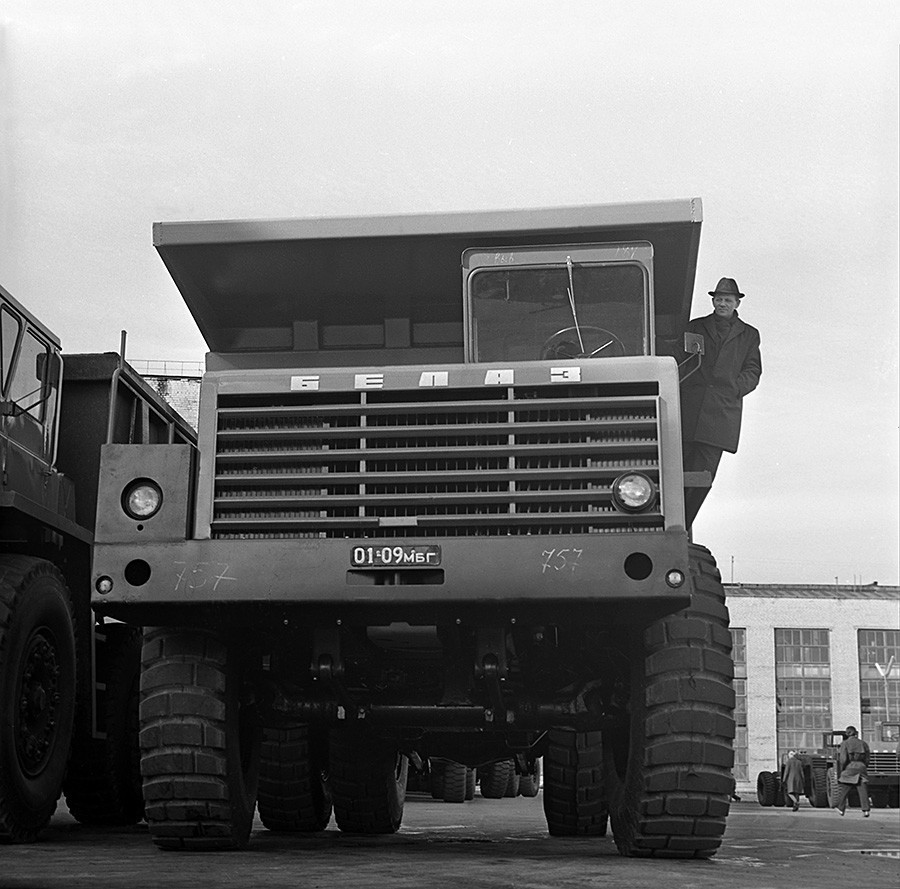 Caminhão basculante BelAZ-548, da Fábrica de Automóveis da Bielorrússia