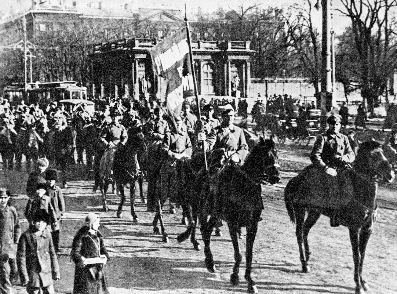 1er Régiment de cavalerie du 1er Corps de cavalerie de l'Armée rouge traversant les rues d’une ville.