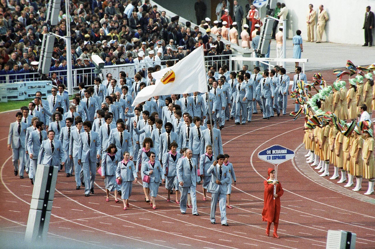 Selama upacara pembukaan, tim Olimpiade Spanyol berparade di bawah bendera IOC.