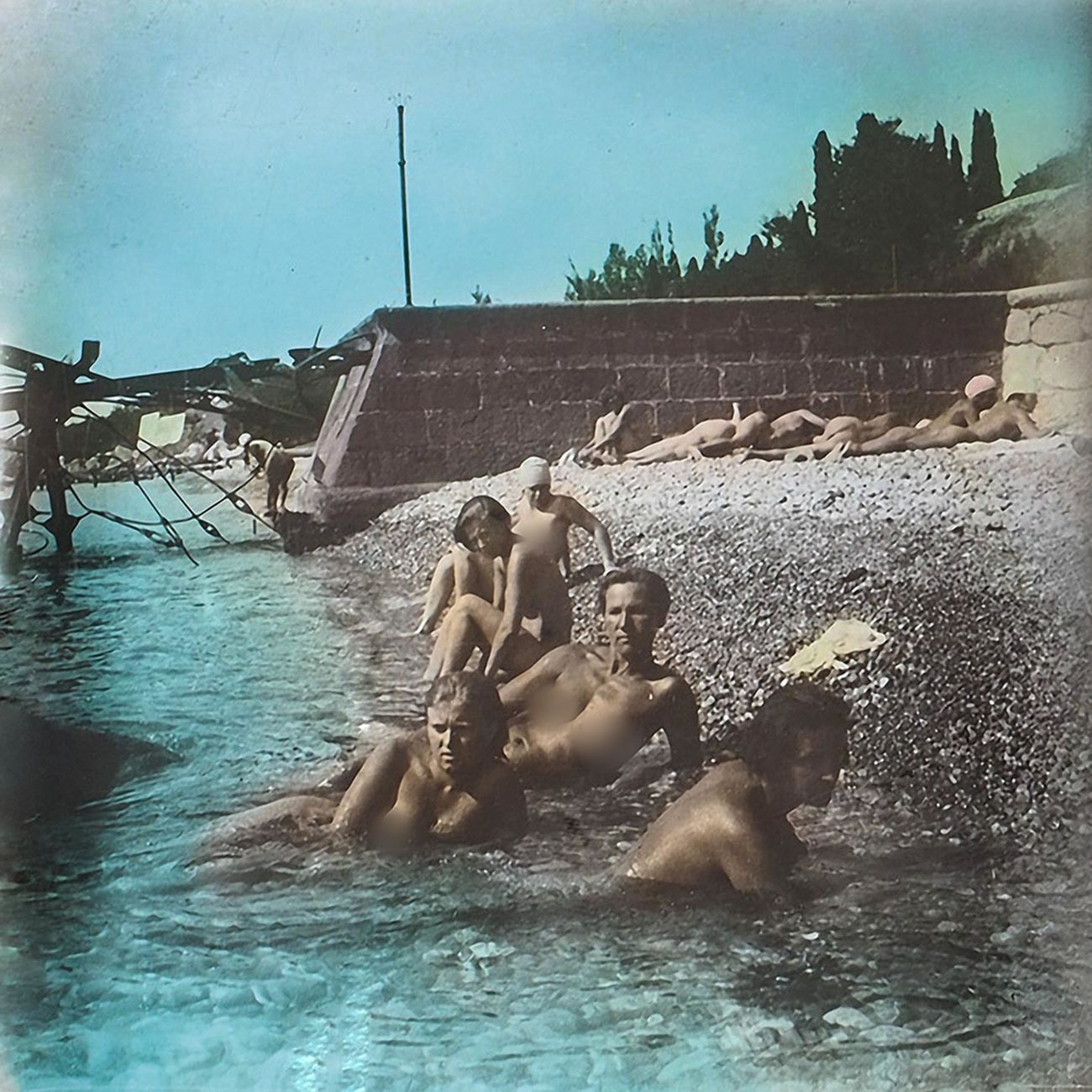 Trabajadores desnudos y granjeros de una explotación colectiva en una playa de Crimea, 1931. 