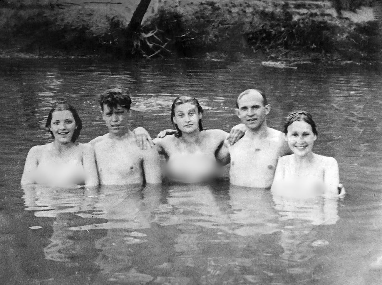 Miembros del Komsomol de la fábrica Standardbeton se bañan en el río Moskva, 1940. 