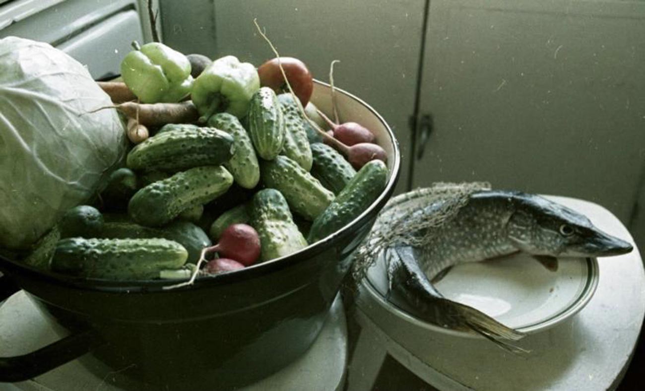 Des légumes s’apprêtant à être marinés et du poisson sur le point d’être fumé (1967)