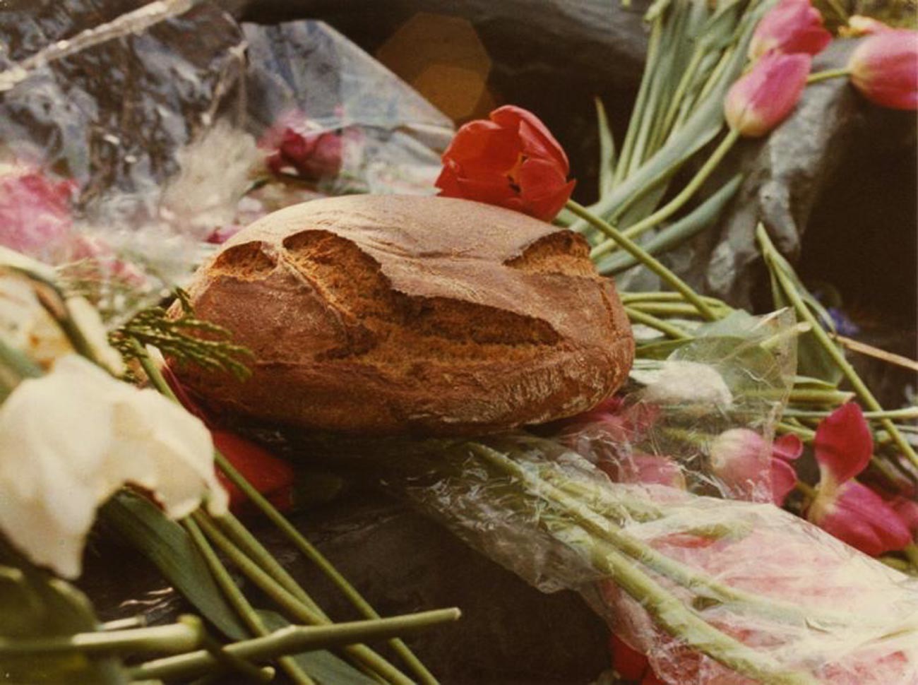 Si vous souhaitez prendre une photo de pain aguicheuse, placez la miche sur un lit de fleurs. (années 1970)

